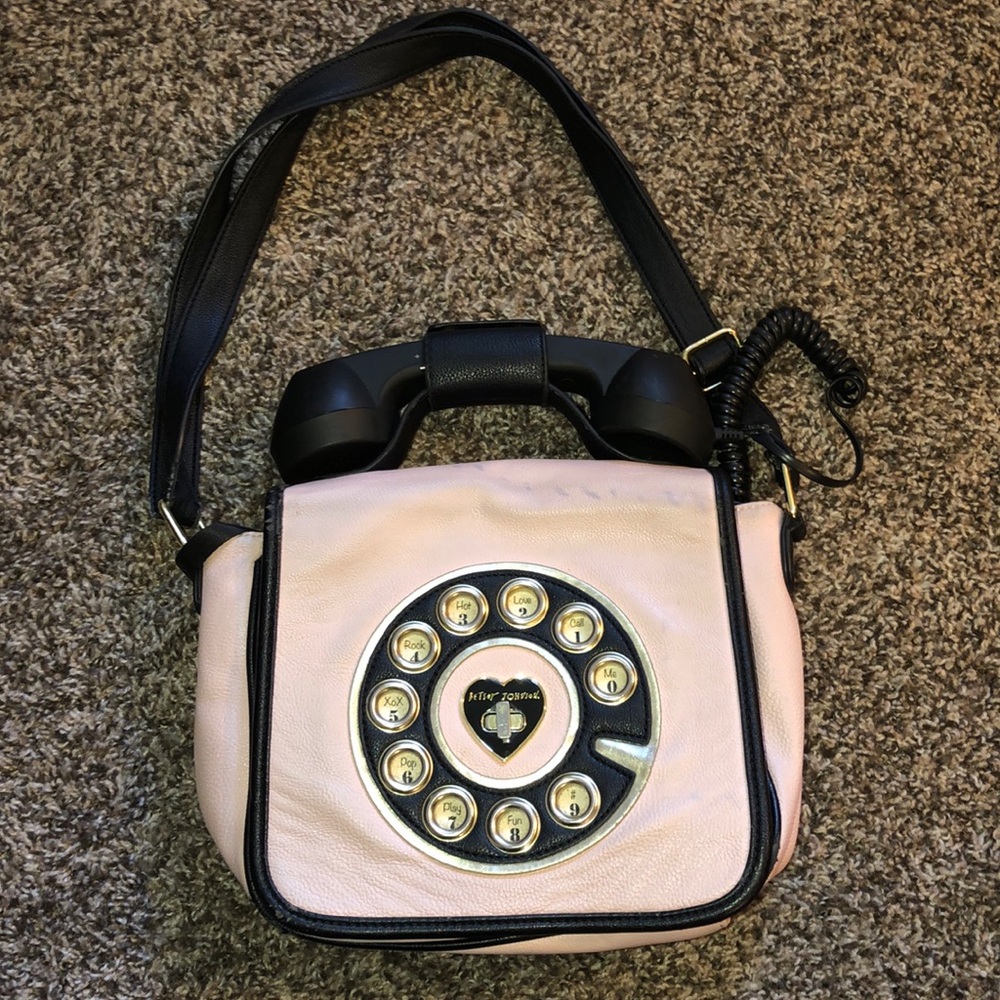 Adorable working phone purse from Betsey Johnson!